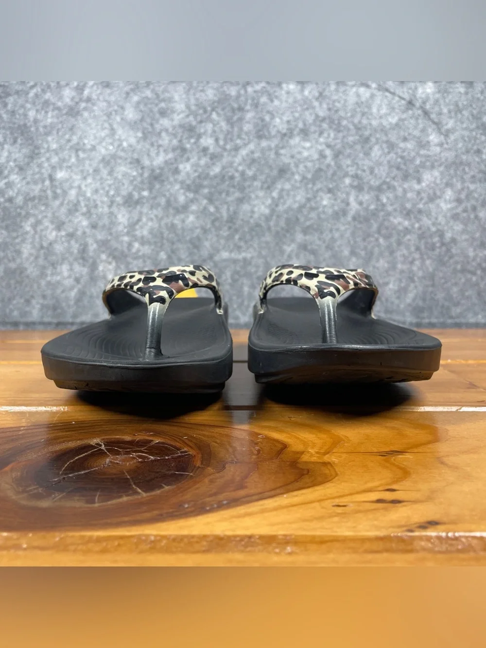 OOFOS OOlala Luxe WOMENS SIZE 8 Leopard Recovery Sandals Black Thong Flip Flops
